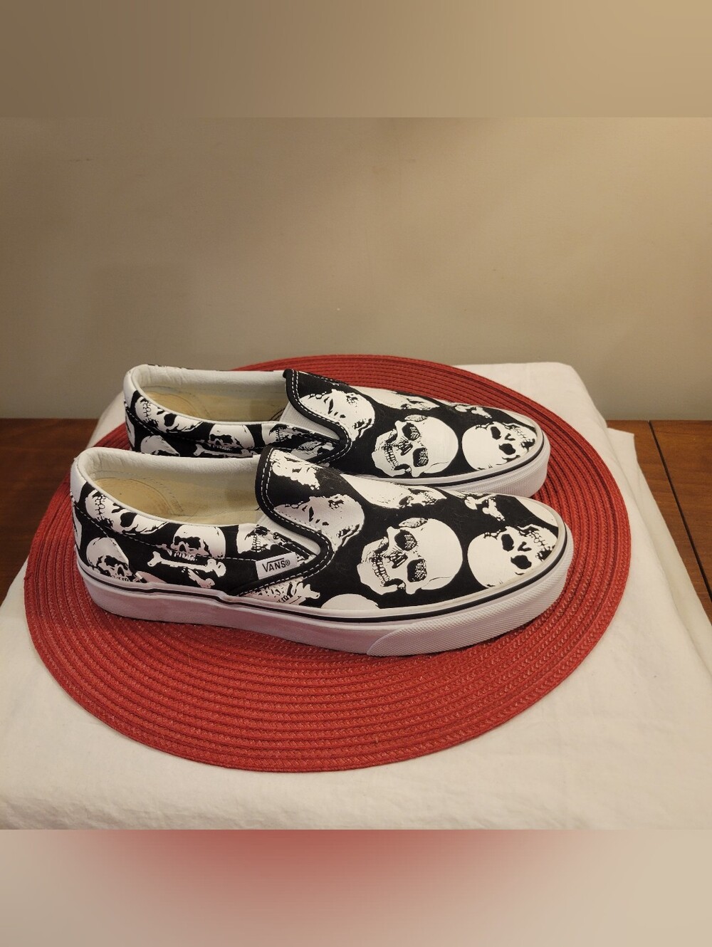 👟EUC~Vans Black & White Skull Slip-On Shoes